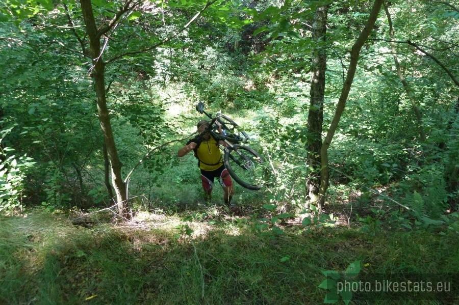 Heroiczna wspinaczka, bo nie chciało się iść dookoła