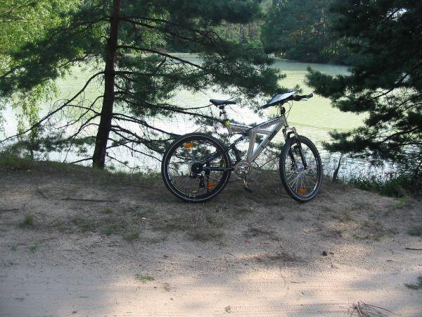 sztuczne jeziorko na terenie kopalni piasku