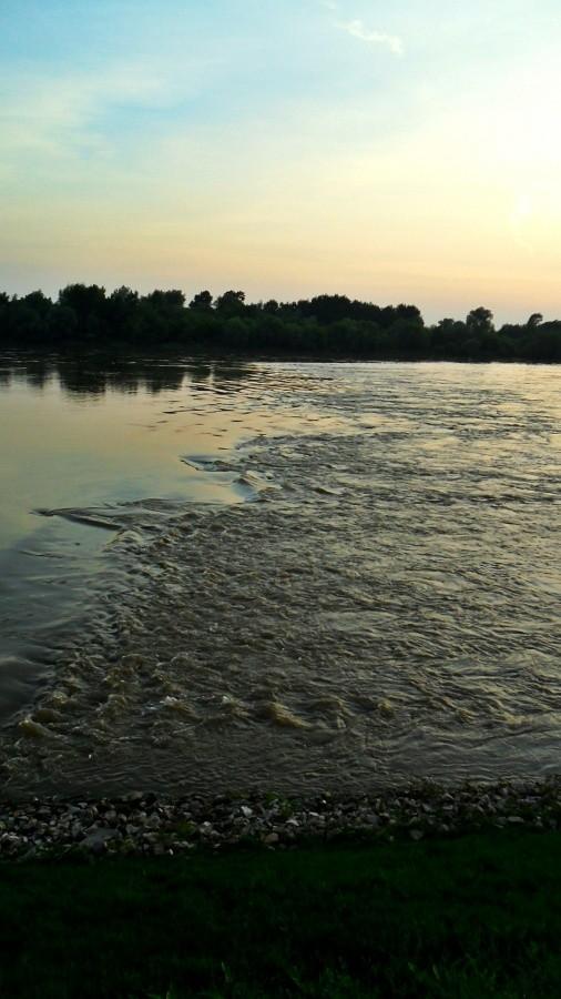 Wisła przybrała i już nie ma molo.