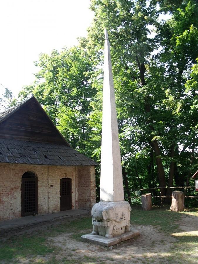 Pustelnie i kolumna z figurą św Klary.