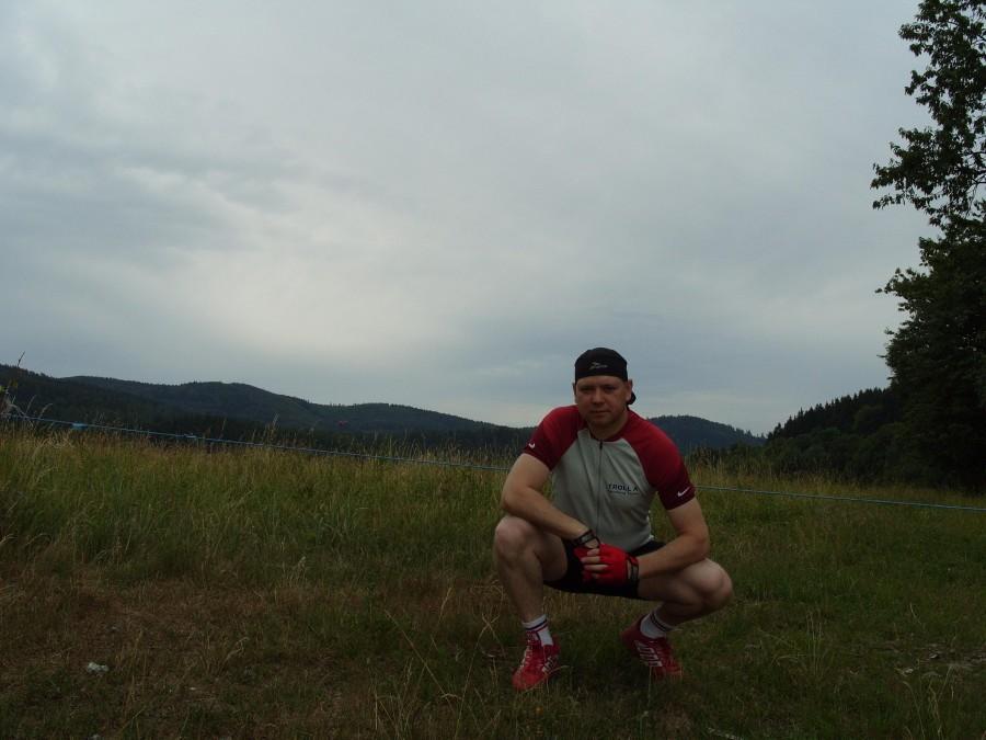 Ten niebieski sznurek za mną to pastuch ale napięcie nieprzepisowe jak dotknął mi pleców to przez 4 minuty na czworaka chodziłem, oj nie ładnie hodowcy.