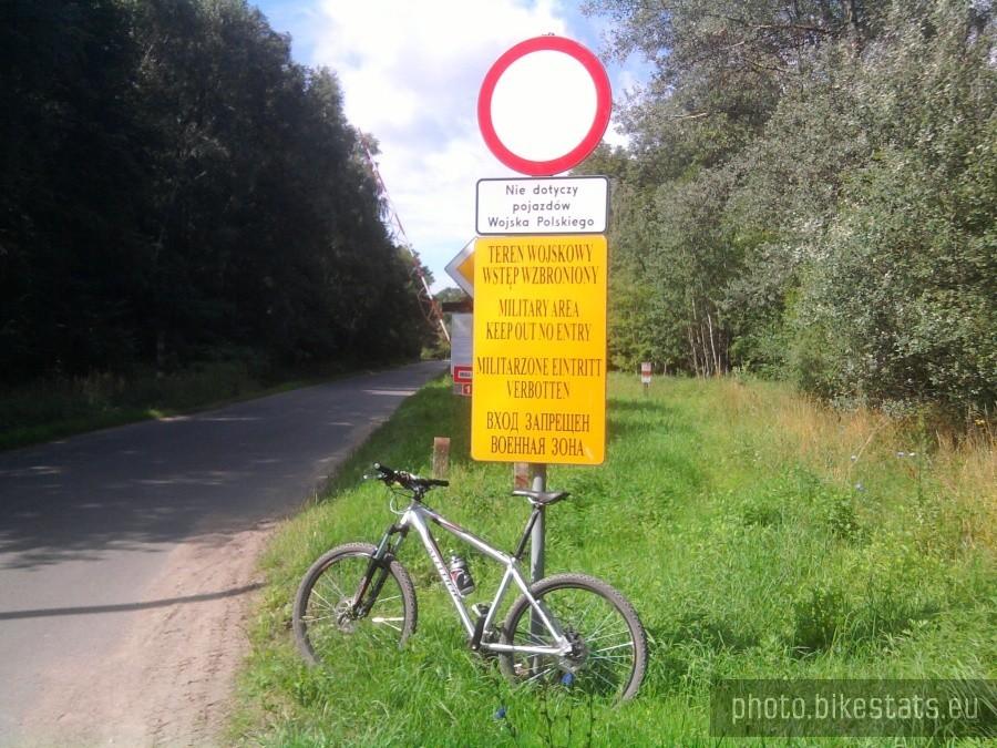 Wjazd na poligon w Biedrusku