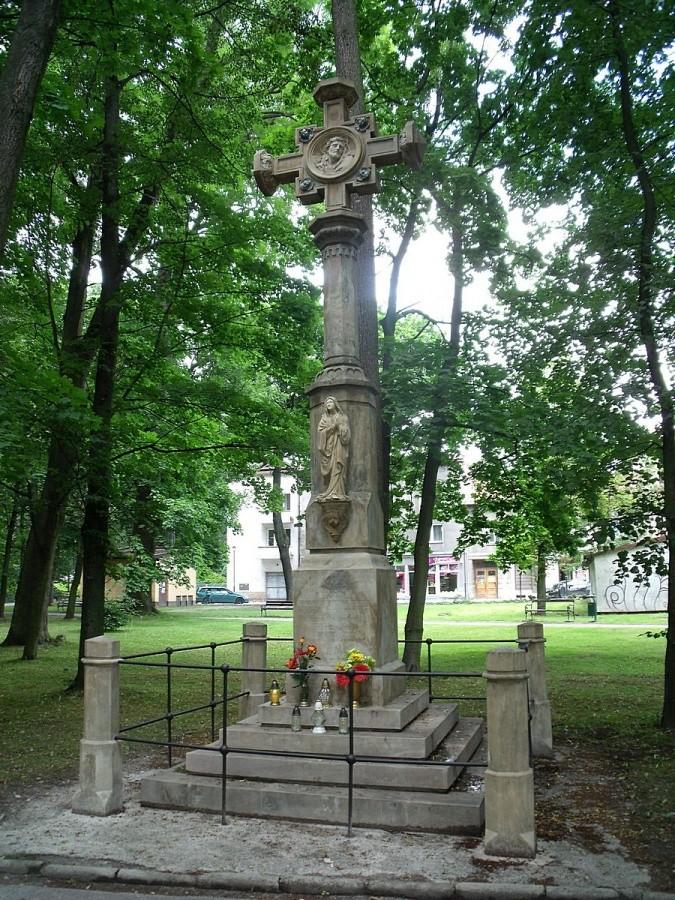 Krzyż w Krzeszowicach. Nie ma czaszek, ale jest ładny