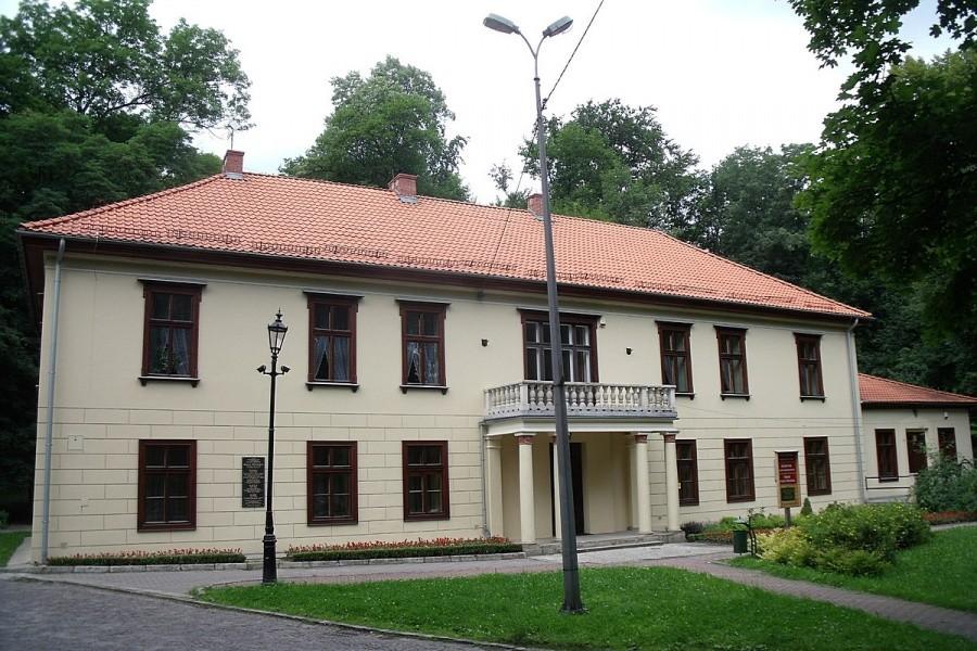 Stary, odnowiony pałac Potockich w Krzeszowicach