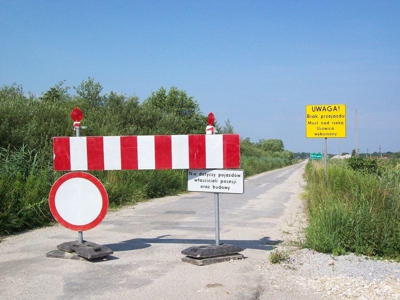 Zakaz na drodze pomiędzy wsiami Wokowice i Biadoliny Radłowskie - wyburzony most