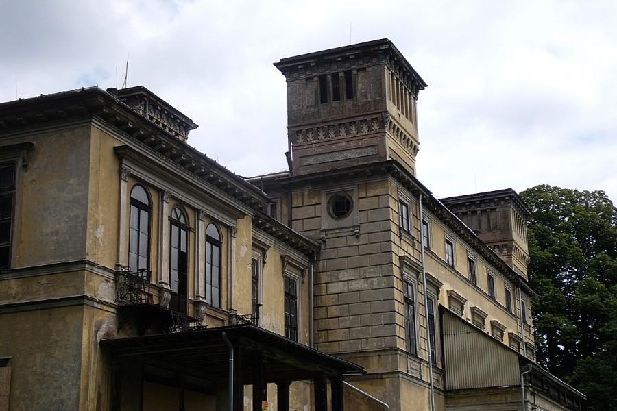 Może zabite okna i blacha falista tak go szpecą