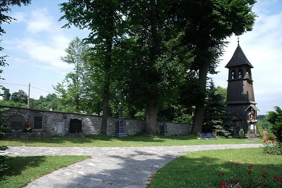Plac kościelny i dzwonnica