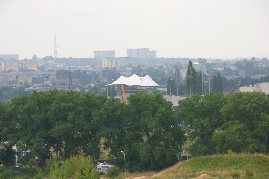 Wieża sądziowska stadionu żużlowego w Częstochowie z kamieniołomu na Zawodziu.