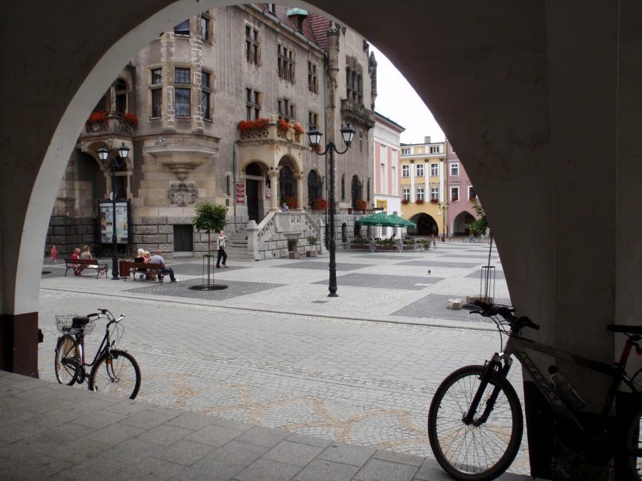 Rynek z ratuszem i podcieniami w Jaworze