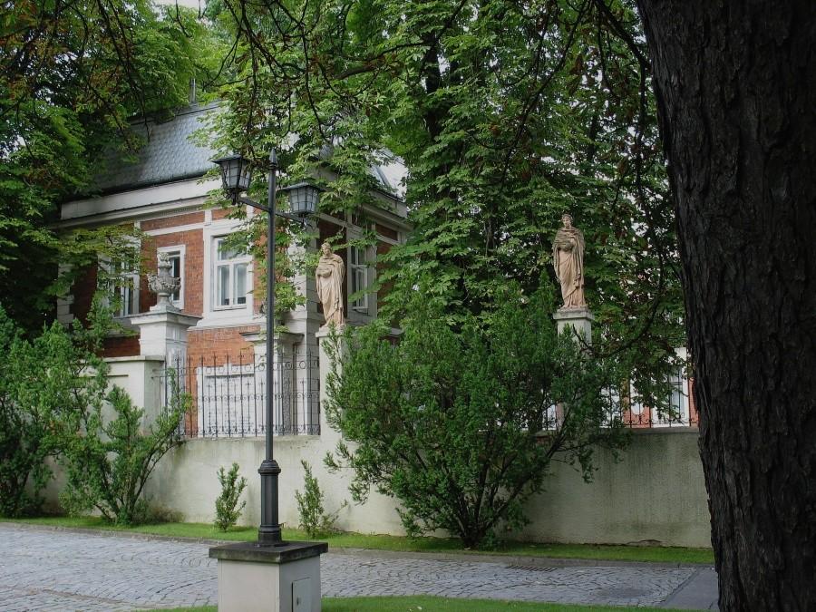 Ulica Foksal - rzeźby przy Pałacu hr. Konstantego Przeździeckiego