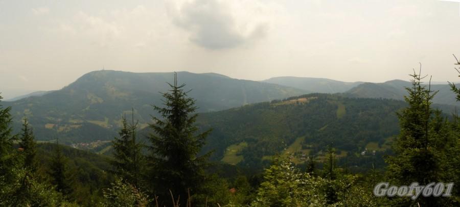 W dole Szczyrk a nad nim Skrzyczne.