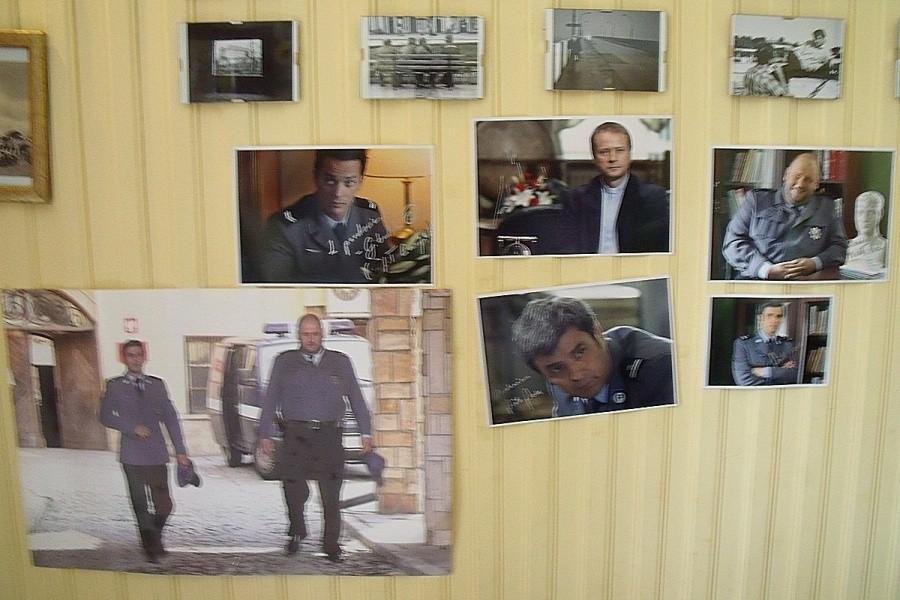 Powiesili sobie nawet ich fotki z autografami