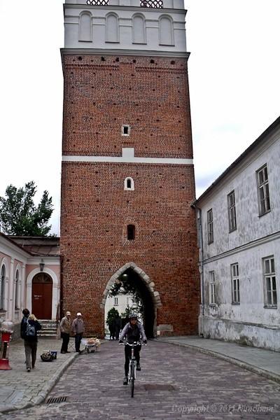 wjeżdżam przez Bramę Opatowską