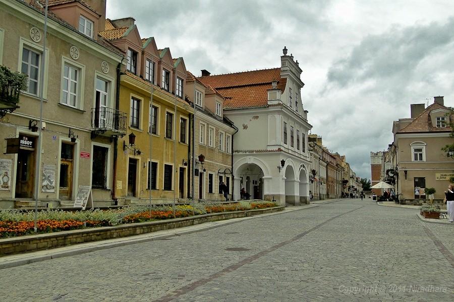 dom Oleśnieckich to ten biały z podcieniami