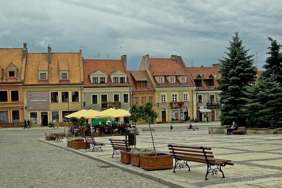 rynek łagodnie opada w stronę skarpy