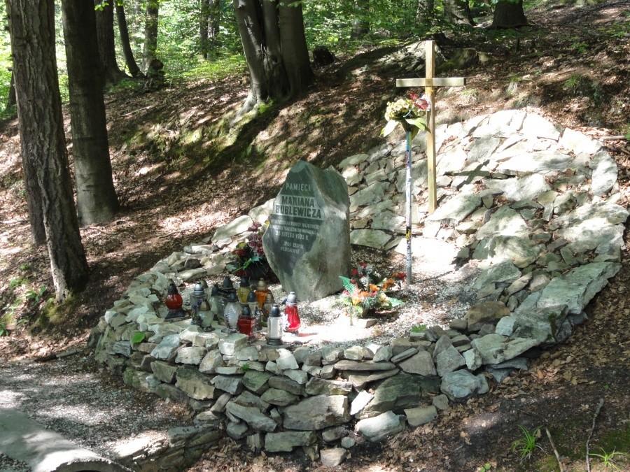 pomnik na zjeździe z przeł jaworowej