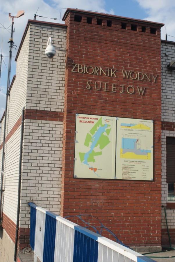 tablica na tamie zbiornika
