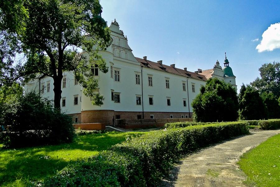 zamek widziany od strony parku