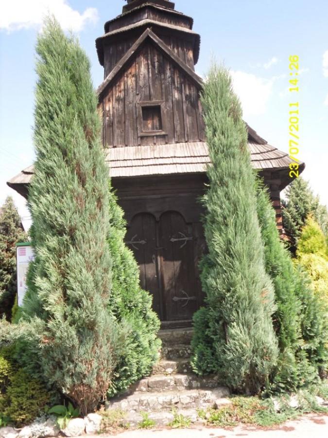 Widok kapliczki drewnianej w Bukowie