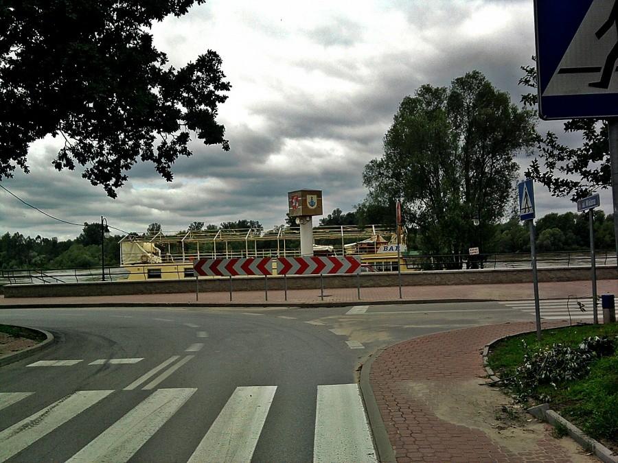 Widok na uszkodzoną barkę