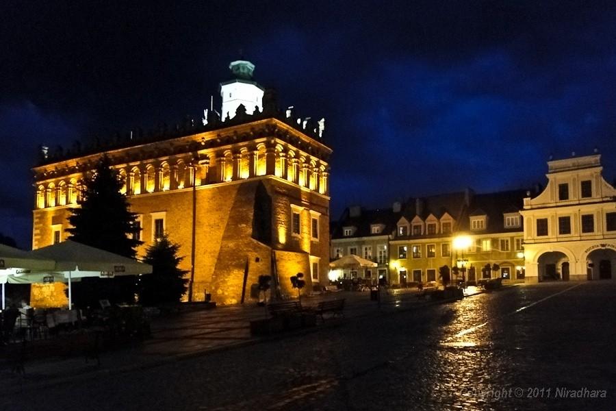 fotka zbiorowa ratusza i kamieniczek