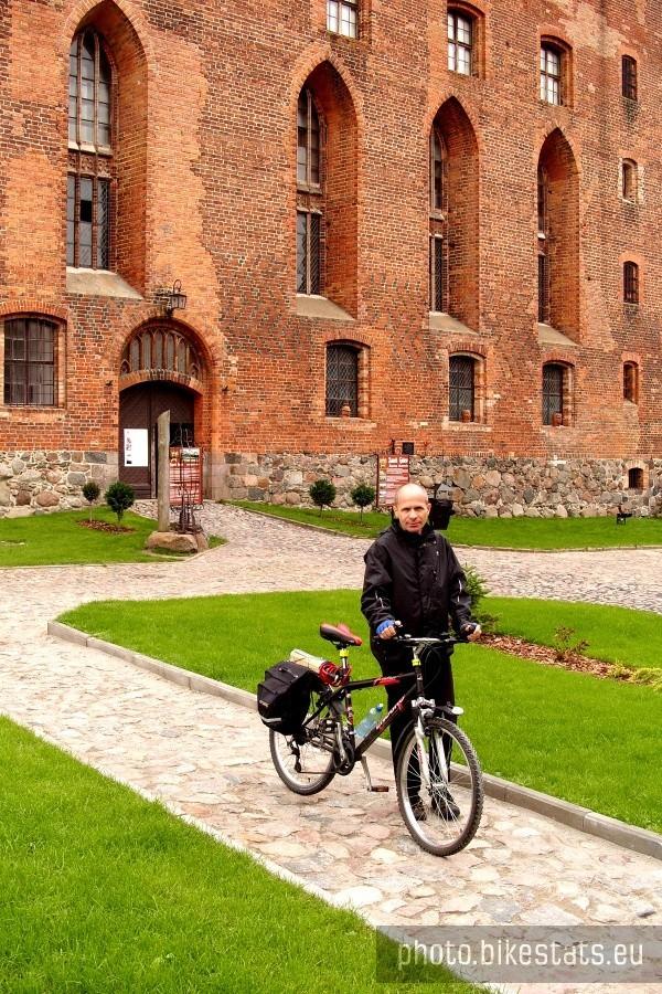 Wiesiek przed wejściem głównym na zamek.