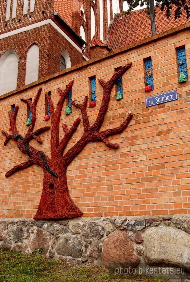 Motyw raju na murach okalających kościół pw. Św. Mikołaja w Gniewie.