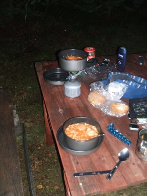 Na noclegu mieliśmy do dyspozycji stół i ławeczki, można więc było komfortowo zrobić i zjeść kolację :)