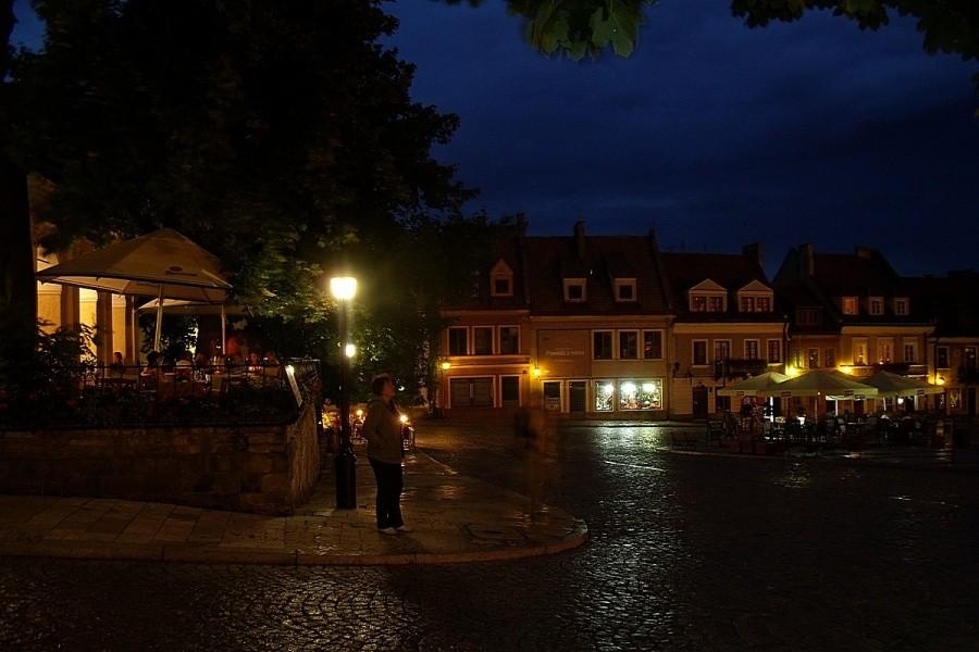Sandomierski rynek nocą