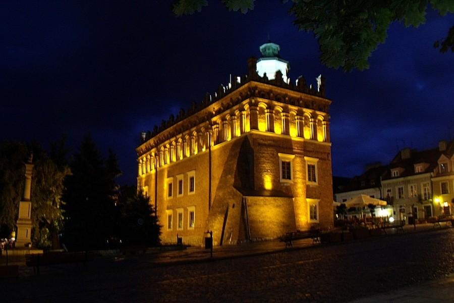 Ratusz i pomnik, który rano pilnowali Szkoci