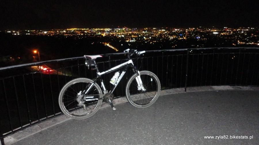 Trek na tle nocnego Brisbane