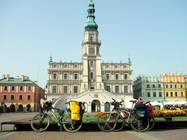 Nasze rowery i ratusz w Zamościu