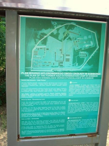 Oprócz samego muzeum do dyspozycji zwiedzających oddane też były alejki z tabliczkami informującymi jakie obiekty znajdowały się na terenie obozu.