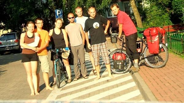 Na koniec pożegnalne - rowerowe foto. Stoją od lewej: ttin, yoshko, kaha, polsson, kasa, ja, emes