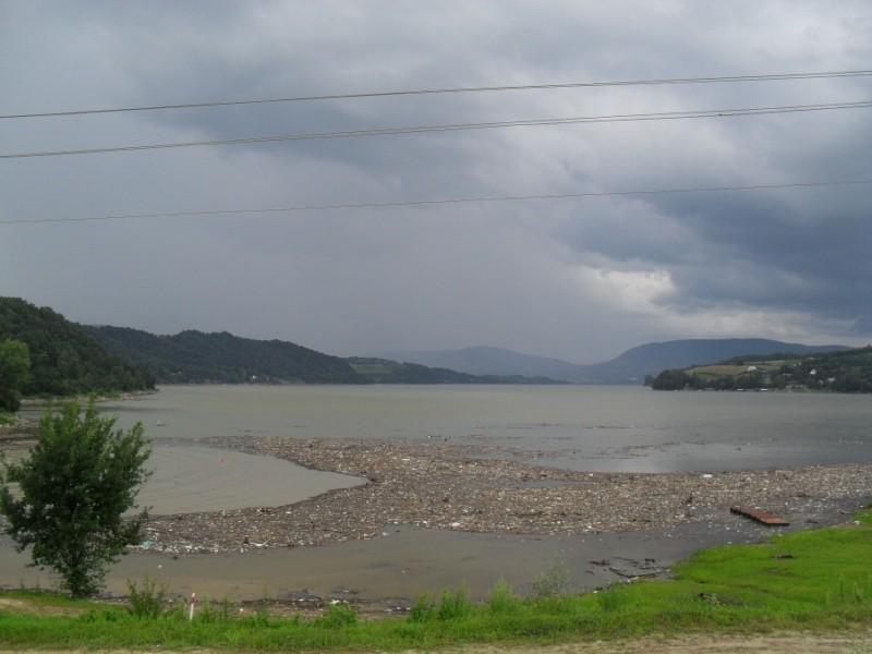 Zamulone, zaśmiecone Jezioro Rożnowskie :-(