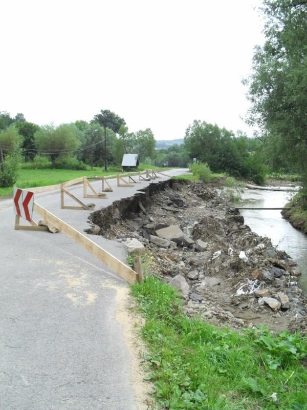 Uszkodzenia na drodze w Przydonicy