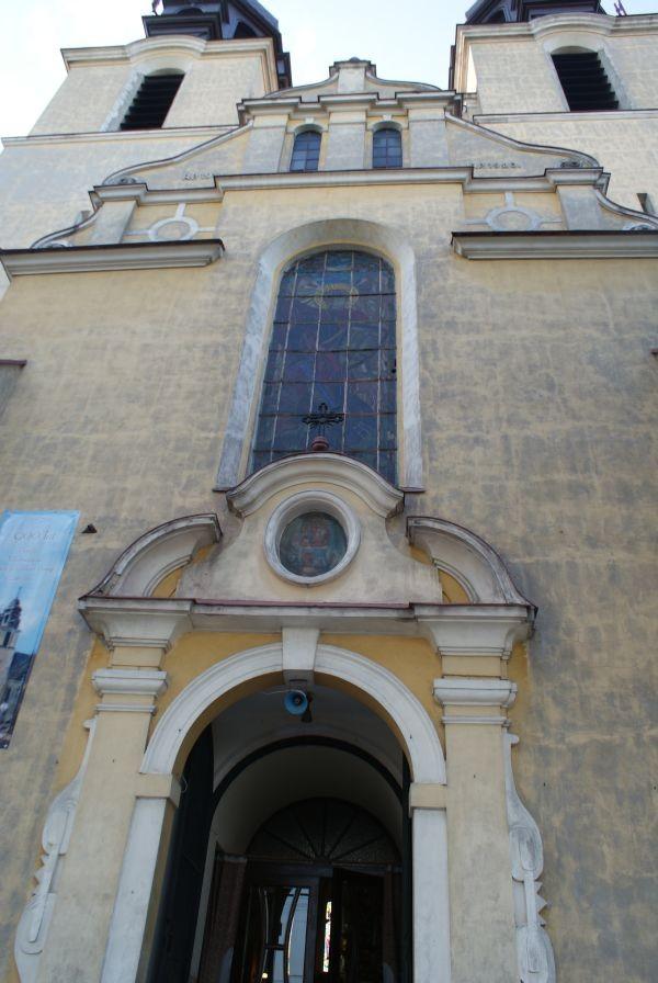 fasada kościoła w Lubochni