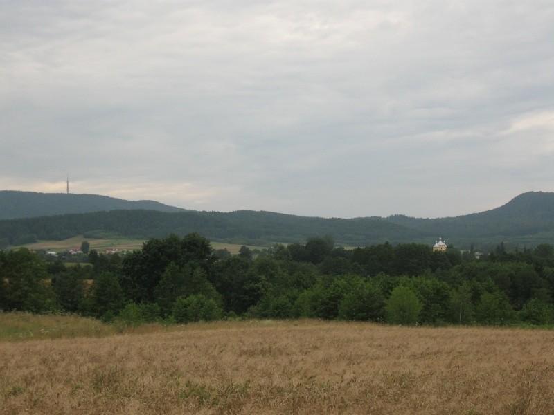 Po lewej Sucha Góra, po prawej Kośćiół w Krasnej.
