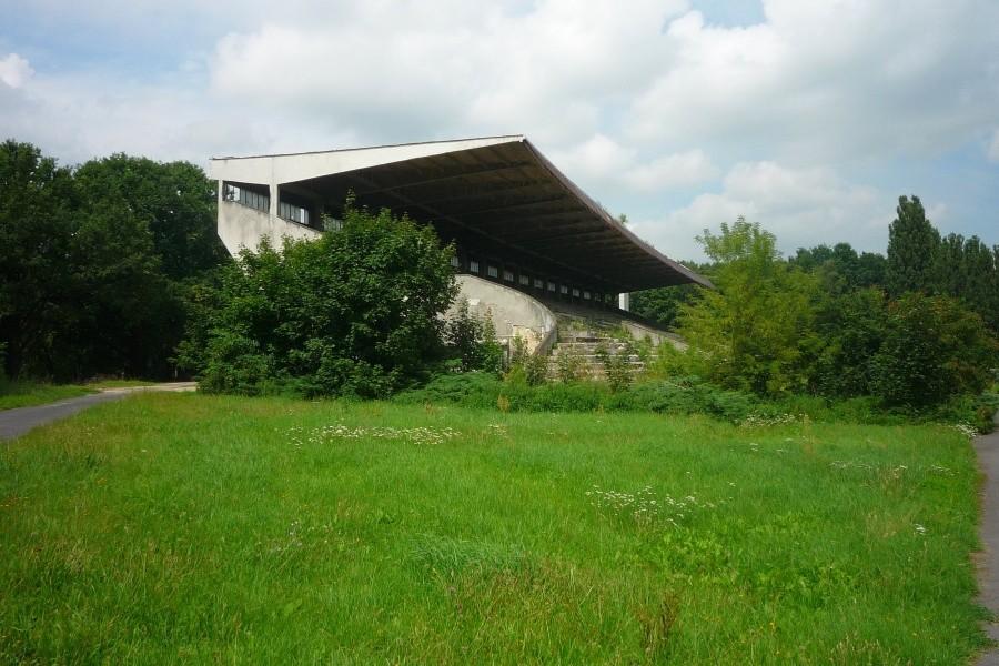 Podupadła trybuna na Służewcu