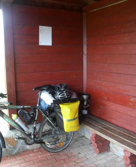 Postój na przystanku autobusowym i gotowanie wody na herbatę