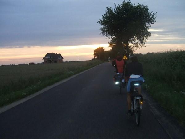 Wieczorkiem naprzeciw wyjechał nam Ryan, aby pociągnąć nas nieco przez ostatnie 30 km.