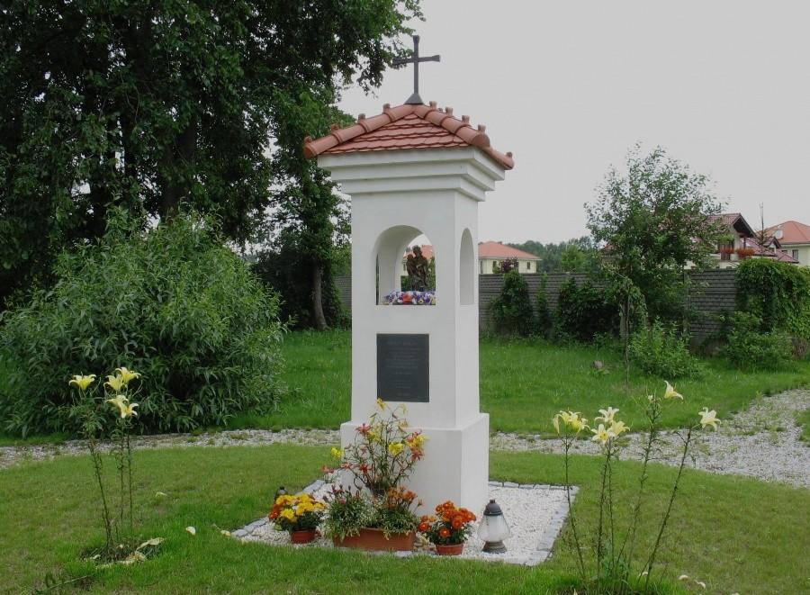 Kępa Zawadowską - kapliczka przy przystani rowerowej
