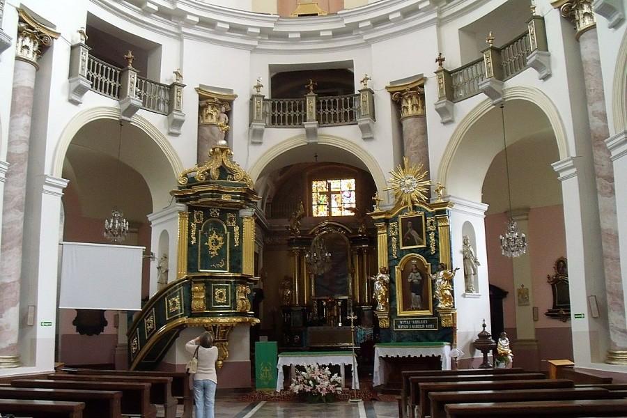 Wieże, przedsionek i kopułę ukończono dopiero w XVIII w