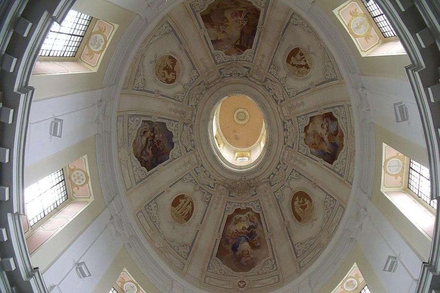 Wnętrze kolegiaty jest bardzo bogato zdobione