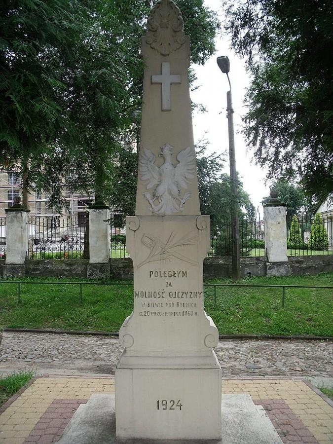 Przed kolegiatą jest pomnik powstańców z 1863 r