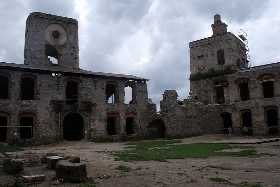Z zewnątrz surowy, pięcioboczny bastion
