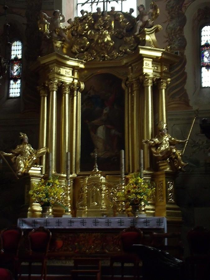 Wnętrze kolegiaty zachwyca chociż jest ciemno