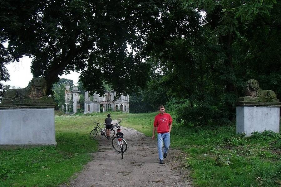 Docieramy do pałacy Karskich we Włostowie