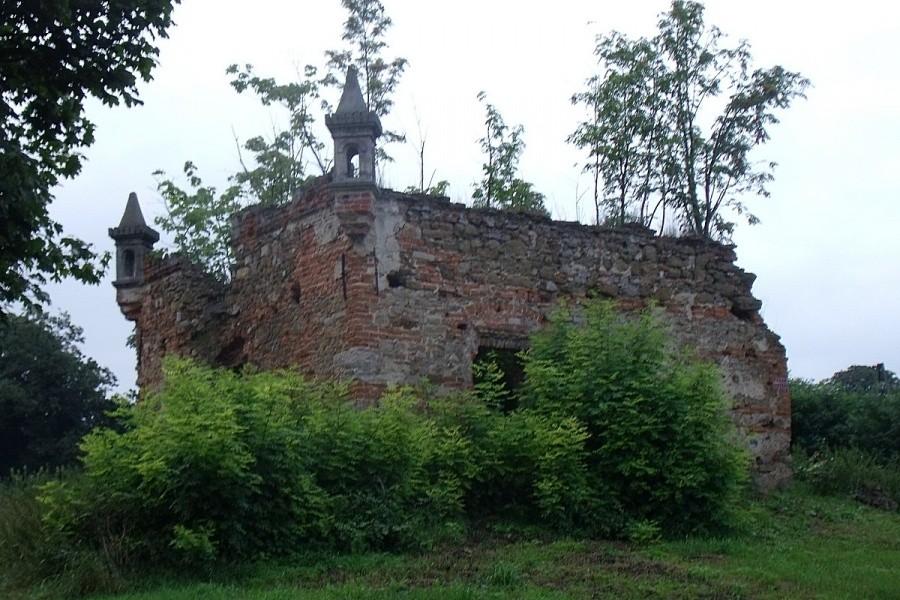 Ostatnia fota murów pałacu i na camping, leje coraz bardziej