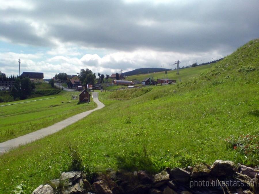 Widok na Zieleniec spod schroniska PTTK Orlica